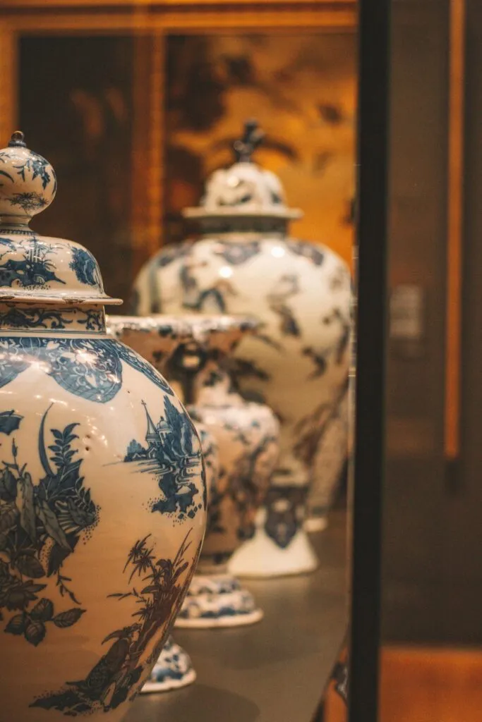 Vases et urnes en porcelaine chinoise blanche et bleue ornés de motifs traditionnels exposés