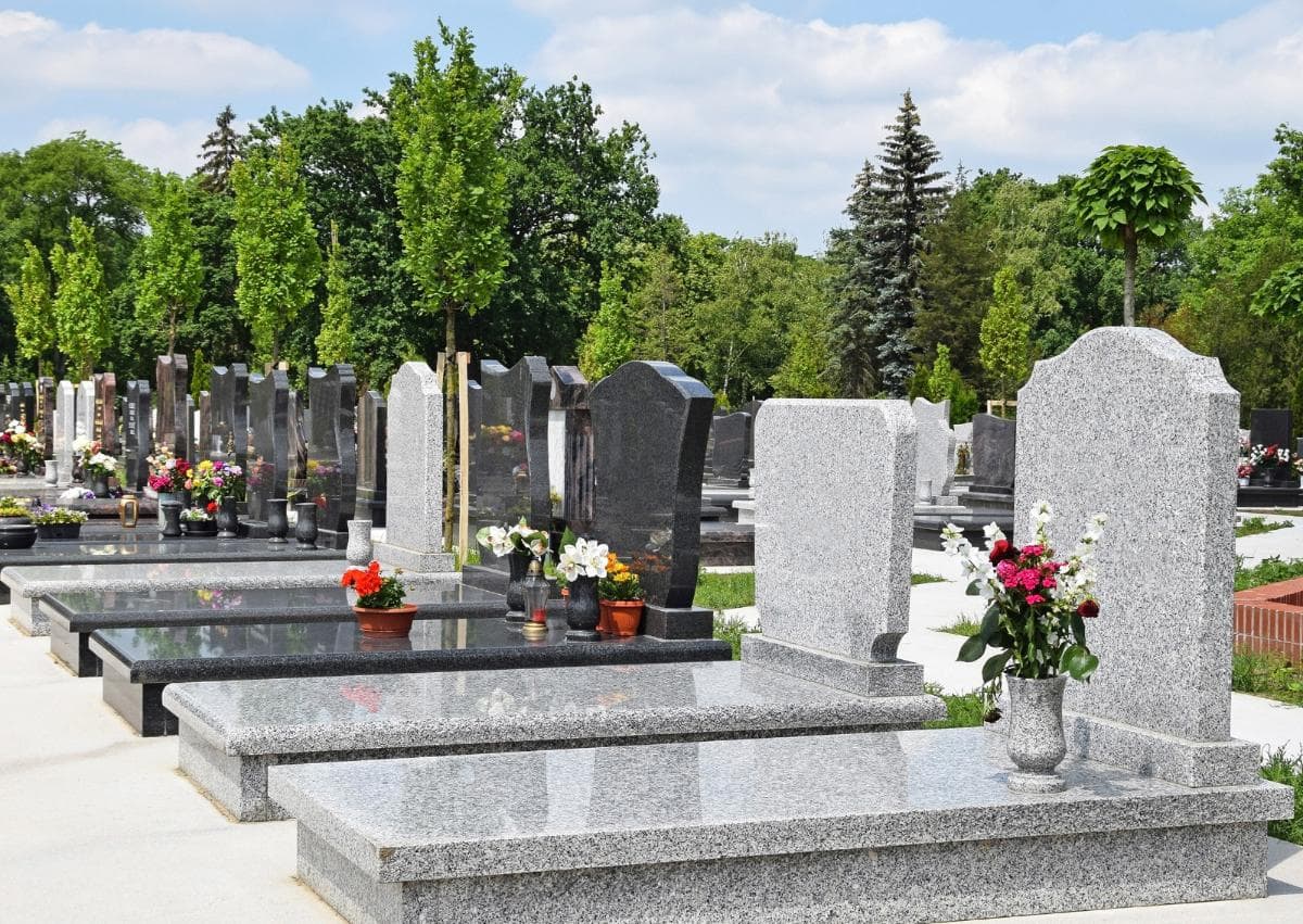 fleurs dans un vase sur marbrerie